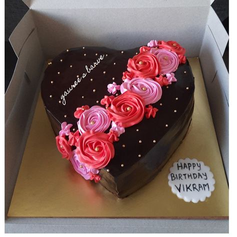 Floral design, heart shape cake Heart Shaped Graduation Cake, Love Shape Cake Design, Heart Shaped Anniversary Cakes, Heart Shape Chocolate Cake Designs, Heart Shape Cake Designs, Simple Heart Cake, Cake Frosting Designs, Frosting Designs, Birthday Cake For Women Elegant