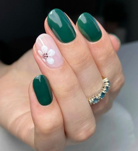 Blue And Green Gel Nails, Dark Green Nails With Flowers, Dark Green And Pink Nails, Green Nails With Flowers, Nail Art Vert, Ladybug Nails, Nail Art Easy, Daisy Nail Art, Nail Art Inspo