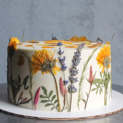 Wild and elegant in equal measure, our Garden Party cake features an abundant, full-coverage arrangement of hand-pressed flowers atop a canvas of vanilla buttercream. Each one-of-a-kind cake utilizes a baker’s choice assortment of locally foraged botanicals which vary with the seasons. Garden Party Cake, Botanical Cake, Garden Party Cakes, Rainbow Carrots, Floral Wedding Cake, Small Party, Cake Sizes, Charlottesville Virginia, Custom Wedding Cakes