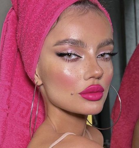 Pink Glam Photoshoot, Pink Barbie Makeup Look, Disco Glam Makeup, Pink Lipstick Makeup Look, Barbie Makeup Ideas, Barbiecore Makeup, Barbie Inspired Makeup, Monochromatic Makeup Looks, Power Makeup