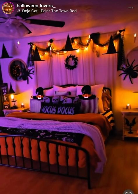 Holloween Decore Room Idea, Cozy Halloween Aesthetic Bedroom, Halloween Room Ideas Bedrooms, Fall Themed Room, Halloween Room Ideas, Halloween Themed Room, Halloween Decorations Bedroom, Fall Themed Bedroom, Bedroom Halloween Decor