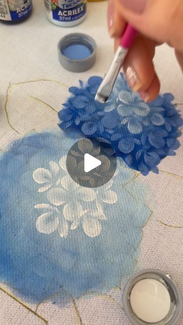 Watercolor Painting On Fabric, Painting Flowers On Fabric, Fabric Painting Flowers, Acrylic Paint On Fabric, Flower Acrylic Painting, Hydrangeas Art, Fabric Paint Diy, Fabric Painting Techniques, Fabric Painting On Clothes