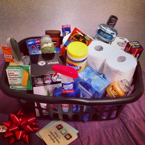 DIY Housewarming gift basket- include household necessities, like cleaning supplies, toilet paper, Band-aids, scented candle, etc, in a laundry basket New Home Gift Basket, Home Gift Basket, Gifts For Pregnant Women, Raffle Basket, Housewarming Gift Baskets, Raffle Baskets, Baby Shower Gift Basket, Diy Gift Baskets, Crafty Gifts