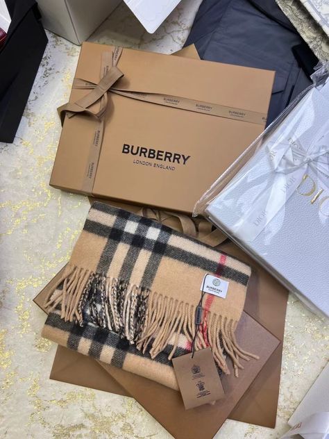 Fame Clothes, Burberry Top, Hot Handbags, Birthday Ideas For Her, Burberry Classic, Burberry Scarf, Apple Bottoms, Bridal Dress Fashion, Fashion Eye Glasses