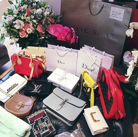 Expensive Gifts Aesthetic, Purse Inspiration, Luxury Lifestyle Couple, Luxury Lifestyle Girly, Luxury Lifestyle Fashion, Luxury Lifestyle Women, Nice Photos, Expensive Gifts, Expensive Taste