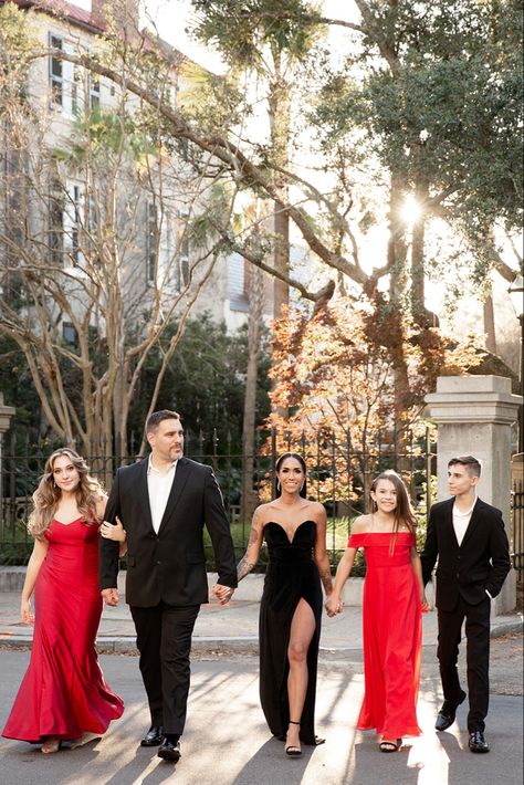 Formal Family Outfit Ideas, Glam Family Photoshoot Outside, Formal Christmas Card Pictures, Fancy Holiday Family Photos, Formal Christmas Photos, Elegant Christmas Family Photos, Formal Family Portrait Outfits, Fancy Family Christmas Pictures, Black Tie Family Photo Shoot