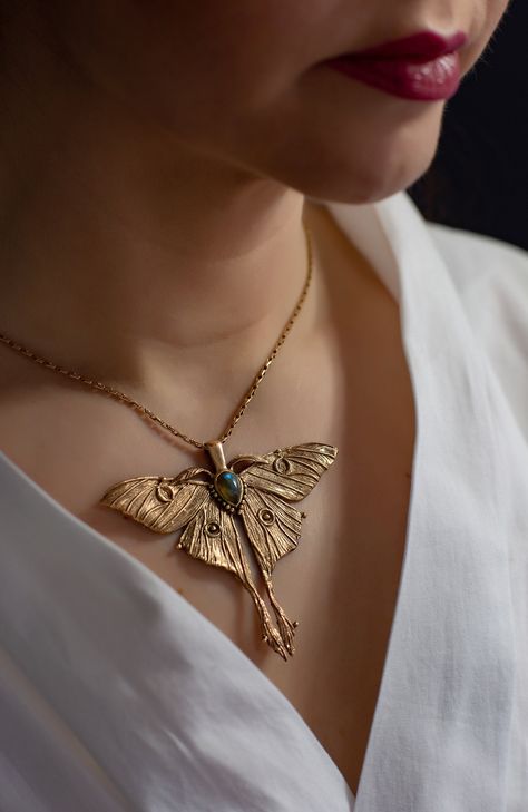 Bijoux Art Nouveau, Luna Moth, Funky Jewelry, Fantasy Jewelry, Bijoux Diy, Jewelry Inspo, Dream Jewelry, A Butterfly, Pretty Jewellery