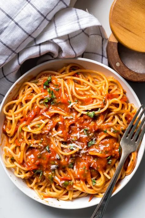 Cherry Tomato Sauce: Easy One Pan Recipe In 30 Minutes 1 Spaghetti Sauce With Cherry Tomatoes, Tomato Sauce Spaghetti, Roasted Cherry Tomato Sauce, Cherry Tomato Pasta Sauce, One Pan Recipe, Garlic Balsamic, Cherry Tomato Recipes, Cherry Tomato Sauce, Fresh Tomato Recipes