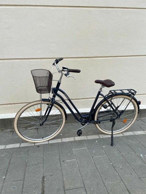 City Bike Aesthetic, Bicycle Aesthetic, Sepeda Retro, Bicycle Pictures, Bike With Basket, Rainy City, Bike Aesthetic, Velo Vintage, Pretty Bike