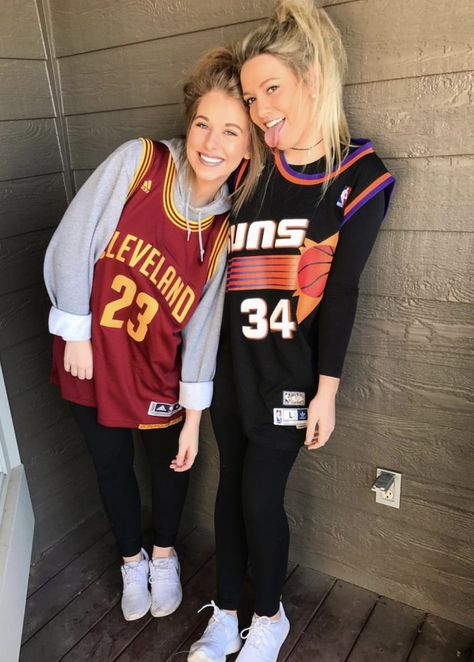 Pinterest: chloekitty23 Squad Day Spirit Week, Jersey Day Spirit Week, Besties Ideas, Basketball Game Outfit Women, Sporty Casual Outfits, Basketball Game Outfit, Spirit Days, Jersey Day, Spirit Week Outfits