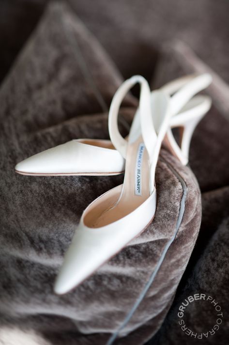 Ivory mules from the Manolo Blahnik wedding collection Bride Manolo Blahnik, Manolo Blahnik Heels Wedding, Manolo Blahnik White Heels, Pointy Wedding Shoes, Prada Wedding Shoes, Wedding Shoes Manolo Blahnik, Wedding Mules, Manolo Wedding Shoes, Wedding Shoes Heels White