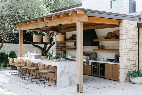 60 Outdoor Kitchens That Will Make You Want to Cook Outside Forever! Covered Outdoor Kitchens, Outdoor Kitchen Design Modern, Outdoor Grill Station, Outdoor Kitchen Plans, Backyard Bar, Porch Deck, Outdoor Kitchen Patio, Backyard Remodel, House Extension