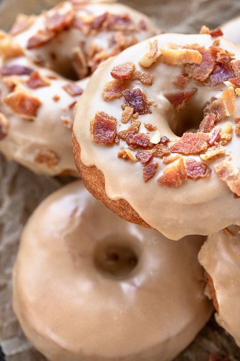 Maple Donuts Recipe, Savory Donuts, Bacon Desserts, Maple Bacon Donut, Maple Donuts, Bacon Donut, Homemade Donuts Recipe, Video Food, I Heart Naptime