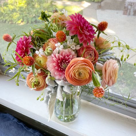 Dahlias And Ranunculus, Pink And Orange Ranunculus, Dalia And Peony Bouquet, Dahlia And Ranunculus Bouquet, Dahlia Ranunculus Bouquet, Dahlia Flower Arrangements Wedding, Ranunculus Table Arrangement, Ranaculus Flower, Ranunculus Flower Arrangements