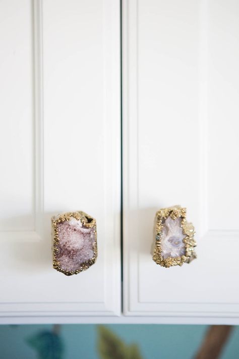 Hippie House, White Shaker Cabinets, Purple Quartz, Decoration Inspiration, Decor Guide, Cheap Decor, Cheap Home Decor, 인테리어 디자인, Home Decor Accessories