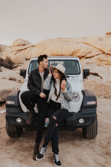 Engagement Photos With Jeep, Jeep Photoshoot Ideas Couples, Jeep Poses Photo Ideas, Couple Photoshoot Ideas Unique, Jeep Photoshoot Ideas, Joshua Tree Outfit Ideas, Jeep Couple, Jeep Photoshoot, Summer Couples Photoshoot