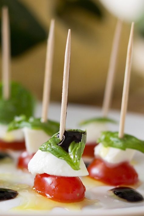 Pincho de capresse Caprese Salad, Caramel Apples, Finger Foods, Appetizer Recipes, Caramel, 404 Not Found, Presentation, Salad, Healthy Recipes