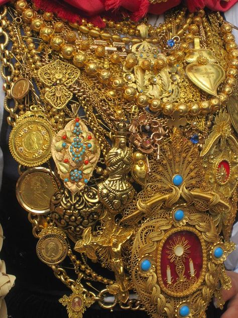 Portuguese folklore and its beautifully decadent dress. Portuguese Gold Jewelry, Portugal Culture Aesthetic, Traditional Italian Dress, Portuguese Folklore, Portuguese Aesthetic, Spanish Folklore, Italian Traditional Dress, Italian Folklore, Portuguese Jewelry