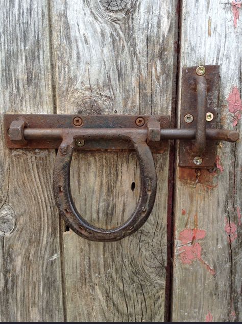 I want one of these door handles! Art Fer, Barn Door Latch, Horseshoe Projects, Horseshoe Decor, Backyard Oasis Ideas, Horseshoe Crafts, Hemma Diy, Welding Art Projects, Barn Plans