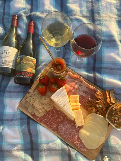 Aesthetic Charcuterie Board, Aesthetic Charcuterie, Summer Picnic Aesthetic, Activities Friends, Famous Cats, Draw Cats, Wine Picnic, Picnic Aesthetic, Summer Wines