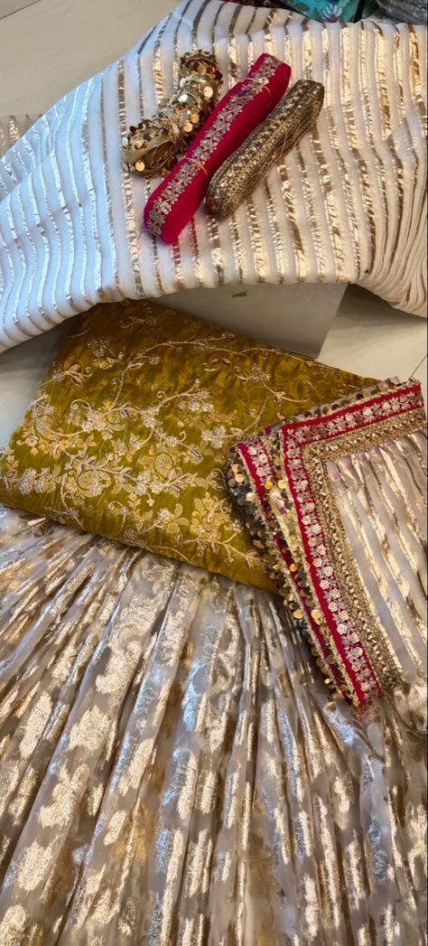 Pakistani Lace Suits Party Wear, Dholki Outfit, Garara Design, Gharara Dress, Balochi Dresses, Bling Makeup, Simple Dress Casual, Hard Riddles, Anarkali Lehenga