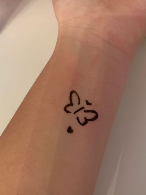 Henna Butterfly, Henna Doodle, Buku Diy, Small Henna Tattoos, Small Henna Designs, Wrist Henna, Cute Henna Designs, Cute Henna Tattoos, Henna Style Tattoos