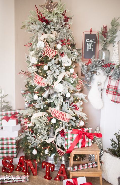 Classic Christmas Tree Decor | Just Destiny #christmastree #christmas #christmasdecor #christmaslights #merrychristmas Classic Christmas Tree Decor, Chandelier Christmas, Natal Country, Green Christmas Decorations, Painted Chandelier, Flocked Christmas Trees Decorated, Christmas Tree Decorating Themes, Classic Christmas Decorations, Classic Christmas Tree