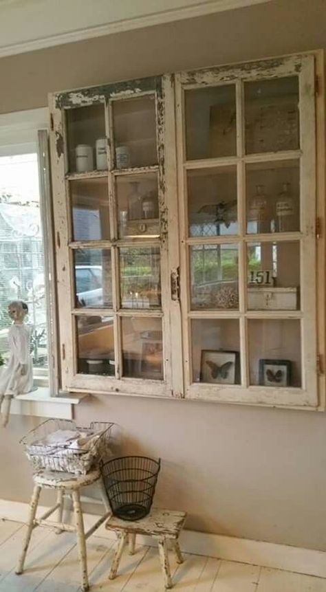 Salvaged Windows, Shabby Chic Cabinet, Old Window Projects, Old Window Frames, Repurposed Windows, Diy Mud Kitchen, Diy Farmhouse Style, Garden Decor Diy, Diy Outdoor Decor