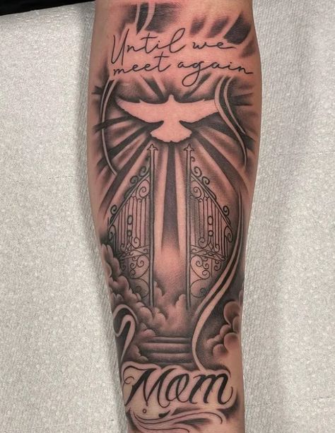 Are you looking for a more interesting and unique cool mother memorial tattoo design to try? This particular design will be the right one for you. It comes with a mom calligraphy and a bird flying above two gates.  Source: Instagram (@staytrueink559)   #MomMemoryTattoos #InMemoryOfMomInk #TributeTattoosForMom #GuysMemorialTattoos #MeaningfulMomTattoos #CoolTattoosForGuys #MotherTributeInk #MemorialInkIdeas #InMemoryTattoos #HonoringMomTattoos Tattoo Ideas For Ur Mom, Mother Memorial Tattoos Mom For Men, Tattoo Ideas For Men Grandma, Memorial Tattoo Ideas For Boyfriend, Tattoo Idea For Lost Loved One Men, Memorial Arm Tattoo Men, Tattoos Ideas For Moms, Mom Forearm Tattoo Ideas, In The Loving Memory Of