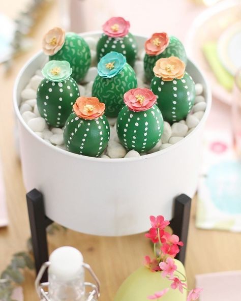 Williams Sonoma’s Instagram photo: “The sweetest cactus Easter egg centerpiece 🌵 by @bliss.makes. How-to link in our profile. For more eggcellent decorating ideas, check out…” Easter Egg Centerpiece, Easter Egg Decorating Ideas, Egg Decorating Ideas, Unique Easter Eggs, Grandma Ideas, Diy Easter Eggs, Creative Easter Eggs, Fun Easter Crafts, Easter Egg Dye