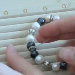 How to Close a Stretchy Bracelet Jewellery Shops, Jewerly Making, Earring Organizer, Make Your Own Jewelry, Jewelry Techniques, Homemade Jewelry, Jewelry Making Tutorials, Stretchy Bracelets, Beads And Wire