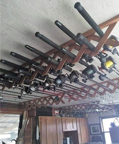 Garage Storage Ideas Tools, Diy Fishing Rod Holder, Diy Fishing Rod, Fishing Pole Storage, Casa Garage, Fishing Pole Holder, Fishing Storage, Storage Shed Organization, Garage Workshop Organization