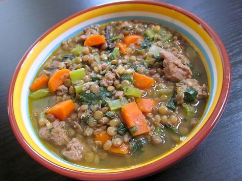 saucisses / oignons / céleri / ail / carottes / lentilles / bouillon /  paprika / cumin / origan / épinards Lentil Soup With Sausage, Slow Cooker Bean Soup, Sausage Lentil Soup, Lentil Sausage, Italian Bean Soup, Sausage Lentil, Lentils And Sausage, Lentil Sausage Soup, Soup With Sausage