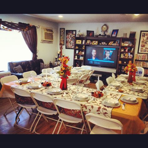 Birthday Party Table Layout, Thanksgiving Table Settings Big Family, Thanksgiving Table Seating Ideas, Thanksgiving Table For 20, Thanksgiving In Small House, Thanksgiving Table Settings Folding Table, Thanksgiving Serving Table, Dinner Party Seating Small Space, Disposable Thanksgiving Table