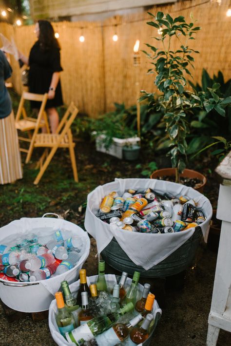 Backyard Party Inspiration, Outdoor Party Wedding, Engagement Cookout Ideas, Wedding Party Backyard, Backyard Bar Party, Backyard Wedding Drinks, Home Bbq Party, Patio Cocktail Party, Cookout Engagement Party