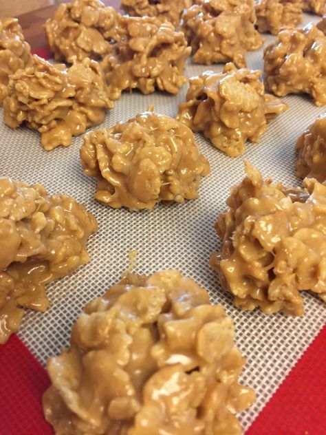 Peanut Butter Clusters, Caramel Pretzel Bites, Peanut Butter Cornflake Cookies, Peanut Butter Chews, Oats Cereal, Cereal Food, Granola Homemade, Honey Bunches Of Oats, Clusters Recipe