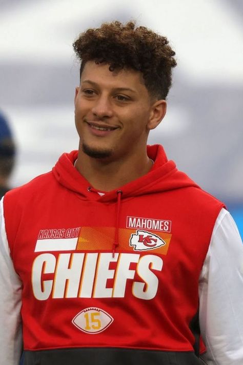 As of October 2022, According to celebrity net worth, Patrick Mahomes has an approximate net worth of $40 million. Andrew Taggart, Chiefs Wallpaper, Thanksgiving Plates, Chiefs Super Bowl, Nfl Kansas City Chiefs, Chiefs Football, Patrick Mahomes, Kc Chiefs, Food Trends