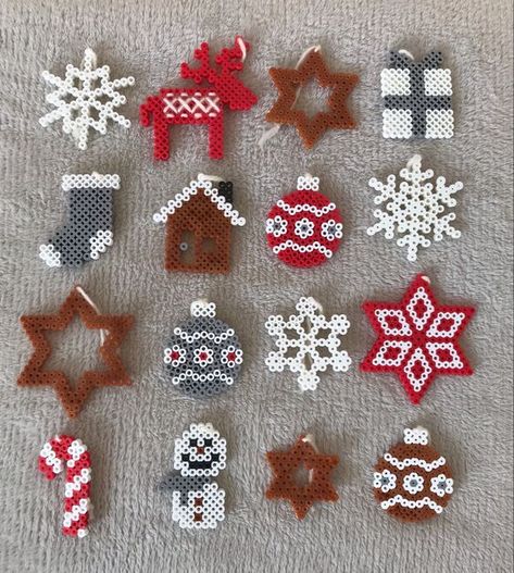 Christmas Hama Beads Ideas, Christmas Crafts Hama Beads, Pearler Beads Pattern Christmas, Melty Bead Ornaments, Hamma Beads Ideas Christmas, Christmas Melting Beads, Pisla Ideas Christmas, Fuse Bead Ornaments, Easy Christmas Perler Bead Pattern