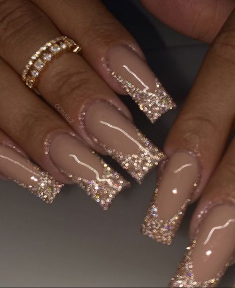 Rose Gold Dress Nail Ideas, Short Champagne Nails Acrylic, Champagne Nails Acrylic Quince Short, Gold And Champagne Nails, Nails For Beige Dress, Gold Sparkle Almond Nails, Nails Libra Design, Rose Gold Nails Simple, Champagne Nail Ideas