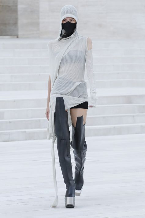 Rick Owens Spring 2021 Ready-to-Wear Collection | Vogue Upcycle Ideas, Moda Paris, Mode Inspo, Rick Owens, Primavera Estate, Trending Accessories, Paris Fashion, Runway Fashion, Paris Fashion Week