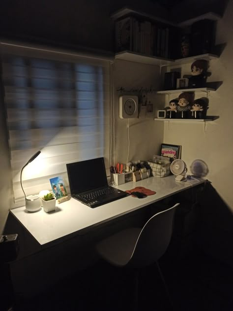 An image of desk setup, desk makeover, kpop shelf, night lamp and work from home set up My Own Room Aesthetic, Low Budget Room Ideas, Low Budget Aesthetic Room, Work Area Aesthetic, Boarding Room Decor, Low Budget Desk Setup, Low Budget Room Design, Simple Dark Room Aesthetic, Video Room Aesthetic