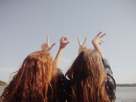 Brunette And Redhead Couple, Redhead Friends Aesthetic, Brunette And Redhead Best Friends, Redhead And Brunette Friends Aesthetic, Redhead And Brunette Couple, Lily Luna Potter, Jonathan Byers, Photoshoot Beach, Allison Argent