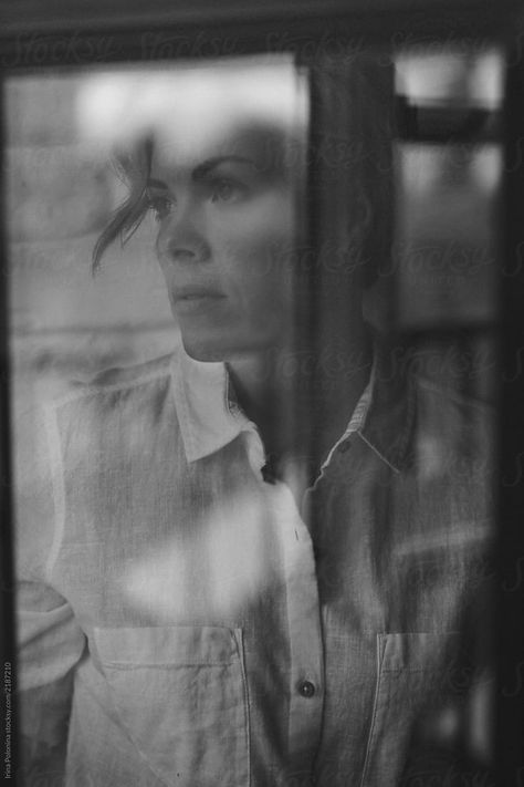 Ambient Photography, Thierry Cohen, Window Portrait, Glass Black And White, Picture Of A Person, Colour Portrait, Creative Self Portraits, Through A Glass Darkly, Window Photo