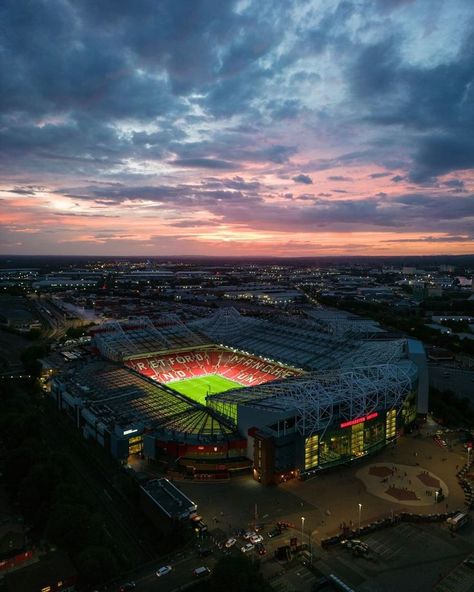 Wallpaper Manchester United, Manchester United Stadium, Manchester Football, Road Trip Uk, Manchester United Old Trafford, Stadium Wallpaper, United Wallpaper, Manchester United Team, Manchester United Wallpaper