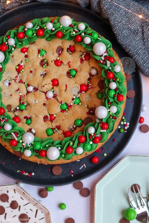 Giant Christmas Cookie! - Jane's Patisserie Giant Cookie Cake, Easy Dessert Recipes Christmas, Christmas Cookie Cake, Cookie Cake Designs, Janes Patisserie, Plain Cookies, Christmas Desserts Easy, Giant Cookie, Big Cookie