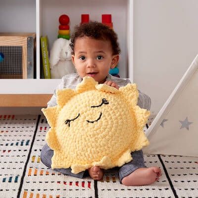 Sunshine Crochet, Crochet Stuffies, Crochet Pillow Patterns Free, Bernat Baby Blanket Yarn, Bernat Baby Blanket, Blanket Pillow, Scarf Patterns, Crochet Cushion Cover, Crochet Pillow Pattern