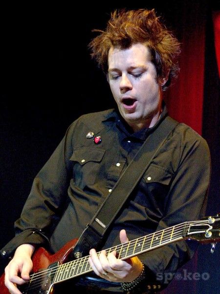 Jason White Jason White Green Day, Jason White, Tré Cool, Celebrity Music, Billie Joe Armstrong, Green Day, Playing Guitar, White Green, Guitarist