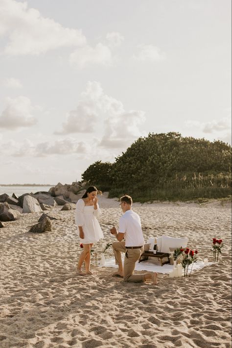 Marry Me Proposal Ideas Romantic Beach, Proposing At The Beach, Proposal Wedding Ideas, Proposal Ideas California, Proposal Ideas Hawaii, Cute Beach Proposal Ideas, Marriage Proposals Beach, Casual Beach Proposal, Engagement Set Up Ideas Beach