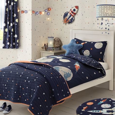 Space Themed Bedding, Boys Bedroom Space Theme, Young Boy Bedroom Design, Young Boy Bedroom Ideas, Space Bedroom Boys, Young Boy Bedroom, Kids Space Bedroom, Space Bedroom Ideas, Space Theme Bedroom