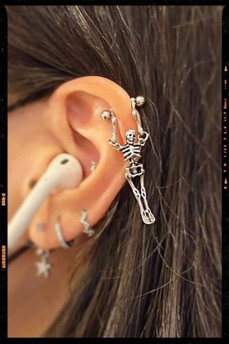 Cool Helix Jewelry, Helix And Flat Piercing Ideas, Cool Helix Piercing, Earrings For Helix Piercing, Skull Helix Earring, Edgy Piercings Ears, Helix Piercings Ideas, Halloween Ear Piercings, Helix Piercing Inspiration